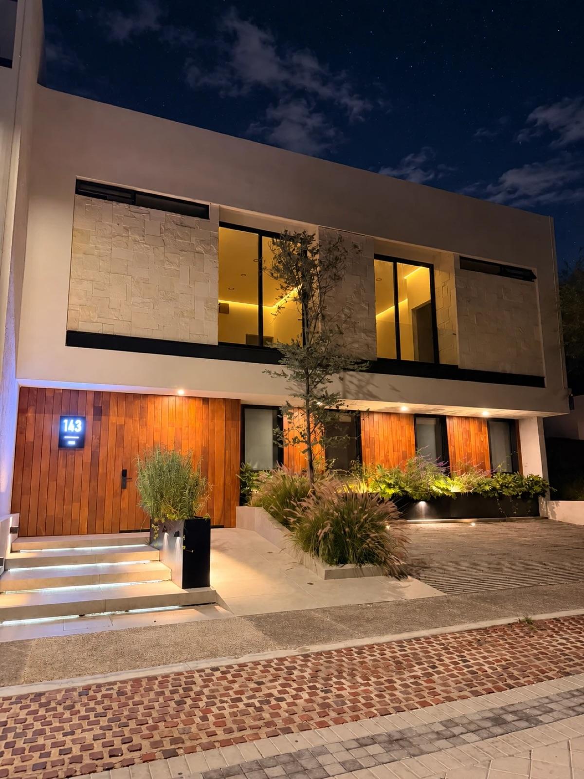 Fachada de noche