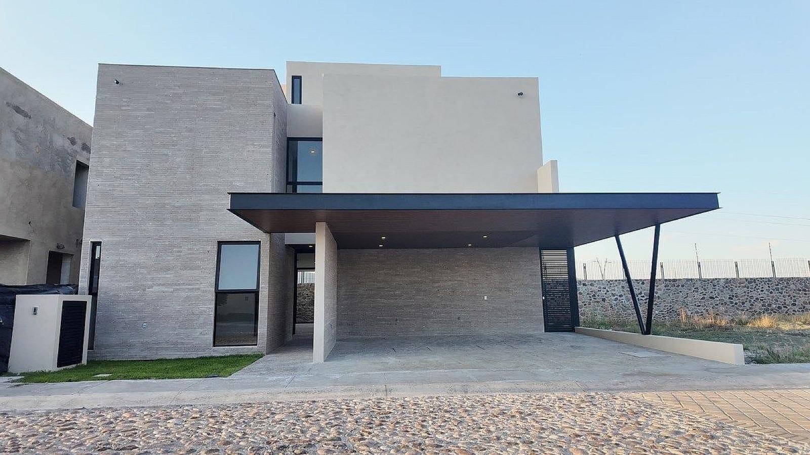 Fachada o vista principal de Casa con sótano en Oliva, Lomas del Campanario II